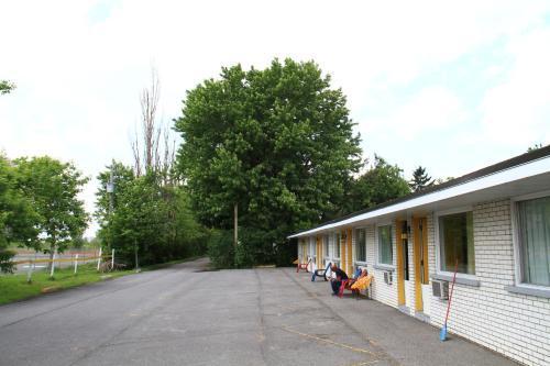 Motel Champlain Brossard Εξωτερικό φωτογραφία